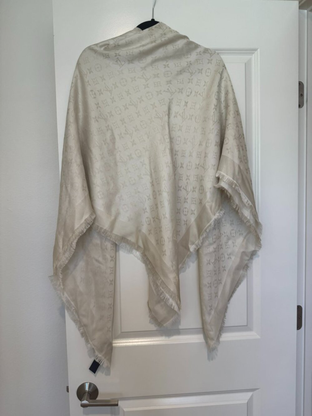 Louis Vuitton Monogram Shine Shawl Wrap Scarf White Lurex M74026 - Picture 6 of 9